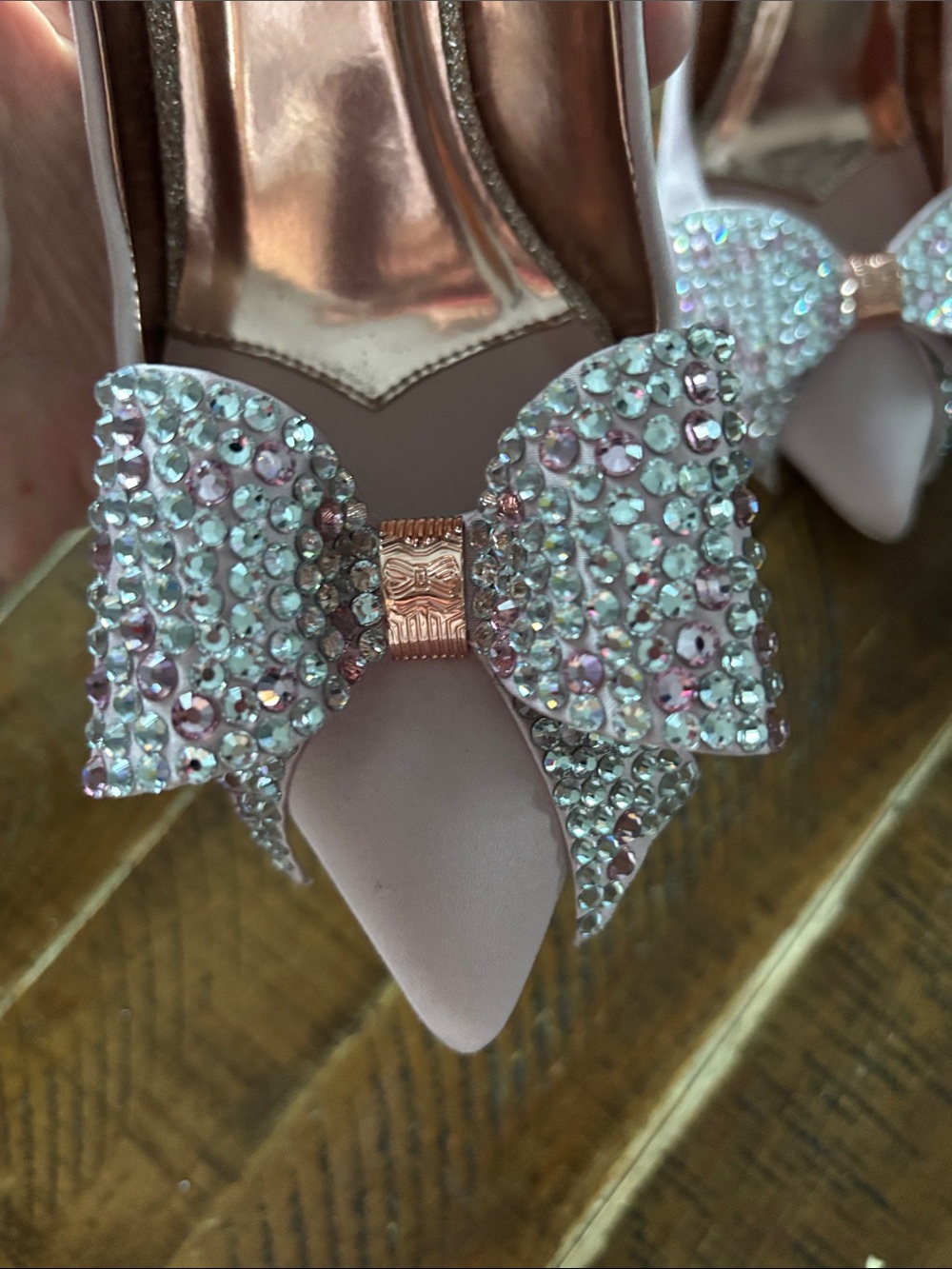 Ted Baker London Light Pink Satin Pumps with Crystal Embellished Bow in Size 37 - Picture 4 of 9